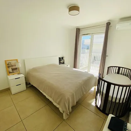 Val1- One Bedroom Center Apartment *